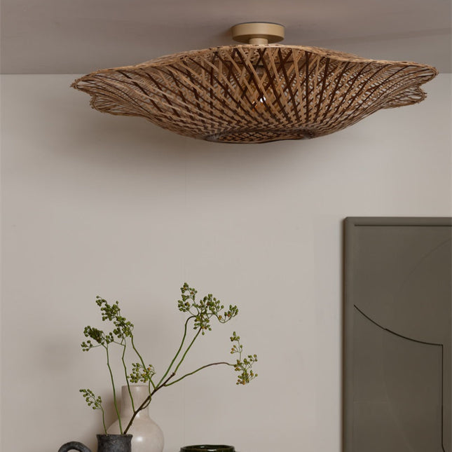 Plafonnier bambou Madura allumé au-dessus d'une console décorée de vases en céramique