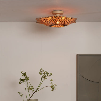 Plafonnier Madura bambou tressé au plafond, ambiance chaleureuse avec branches décoratives