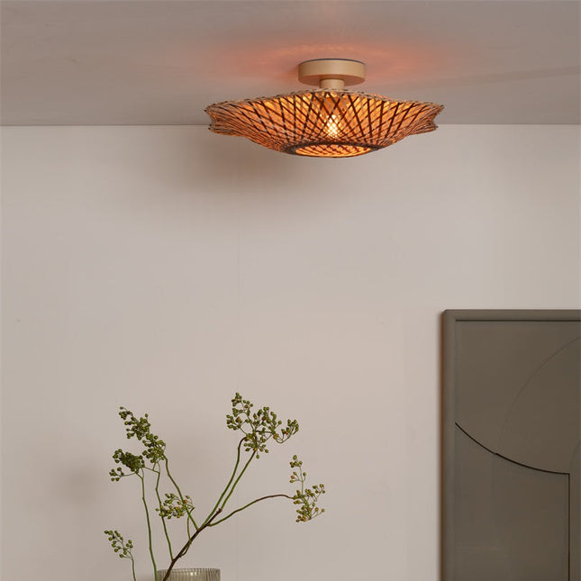 Plafonnier Madura bambou tressé au plafond, ambiance chaleureuse avec branches décoratives