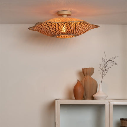 Plafonnier Madura en bambou tressé naturel et brun au-dessus d'un meuble avec vases en céramique