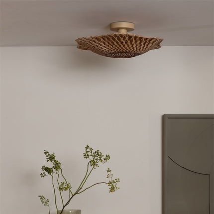 Plafonnier Madura en bambou tressé fixé au plafond d'une chambre épurée