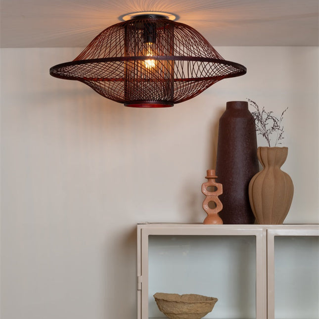 Plafonnier Maui en bambou tressé bordeaux 70 cm suspendu au plafond, lumière chaude diffusée dans un salon