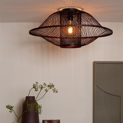 Plafonnier Maui allumé au plafond, l'ampoule E27 diffuse une lumière douce à travers le tressage de bambou