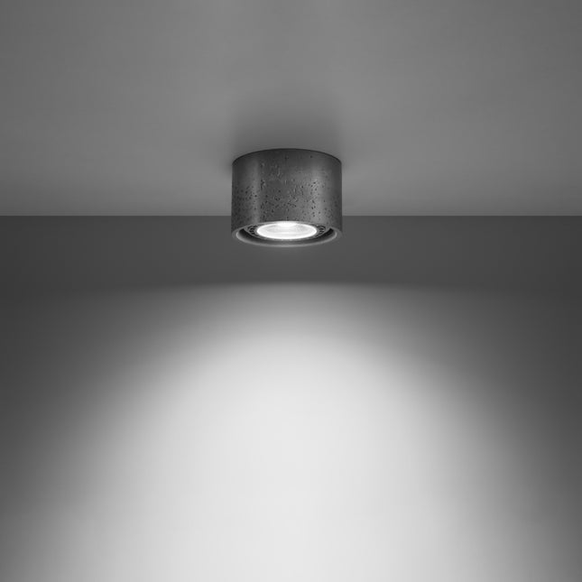 Plafonnier Moderne Basic 1 en béton allumé, faisceau dirigé vers le bas