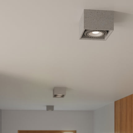 Détail du plafonnier Moderne Carré 2 en béton, spots orientés