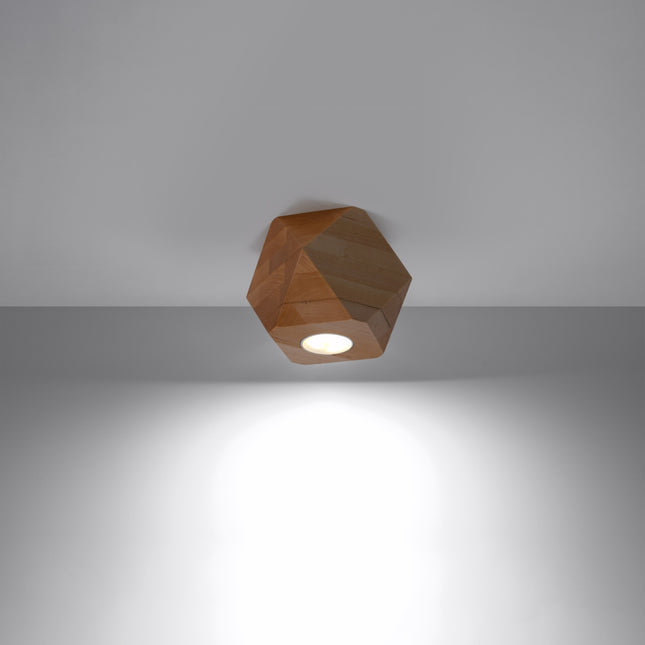 Plafonnier bois naturel allumé avec spot GU10 diffusant un faisceau de lumière ciblé