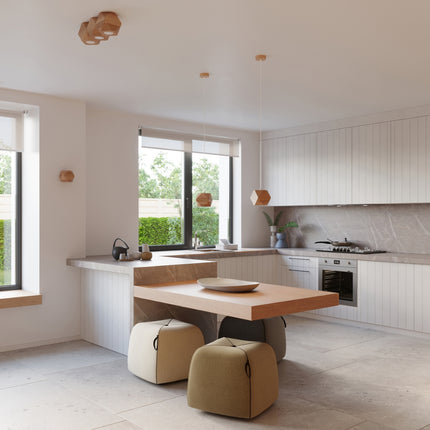 Cuisine ouverte au style japandi avec luminaires en bois facetté, plafonnier, suspensions et applique de la collection Multi-Facettes