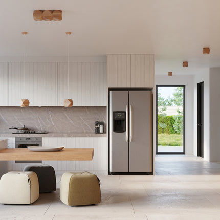 Vue d'ensemble d'une cuisine claire avec plafonnier 3 spots et suspensions Multi-Facettes en bois naturel