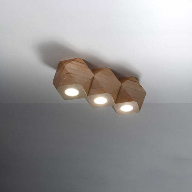 Plafonnier bois naturel allumé avec trois spots GU10 diffusant chacun un faisceau de lumière