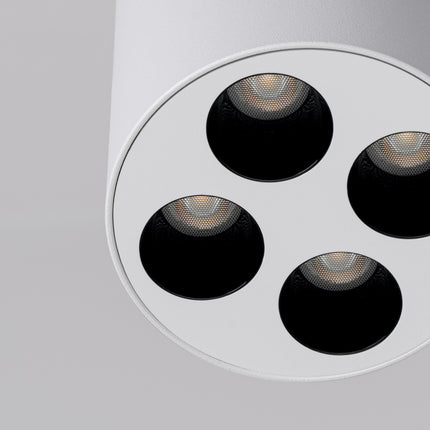 Plafonnier multi-spot blanc vu de dessous, quatre foyers LED disposés en carré sur la face inférieure