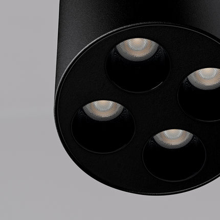 Plafonnier multi-spot noir vu de dessous, quatre foyers LED disposés en carré sur la face inférieure