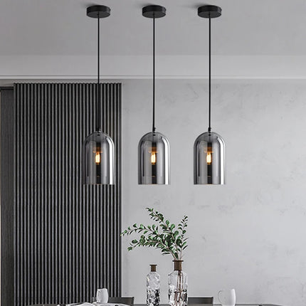 Plafonnier nordique verre LED minimaliste dans une salle à manger