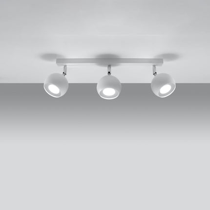 Plafonnier oculaire 3 spots orientables blanc installé dans une pièce lumineuse