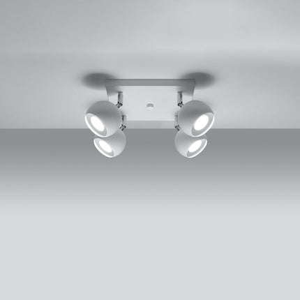 Plafonnier oculaire 4 spots orientables carré blanc installé dans une pièce lumineuse