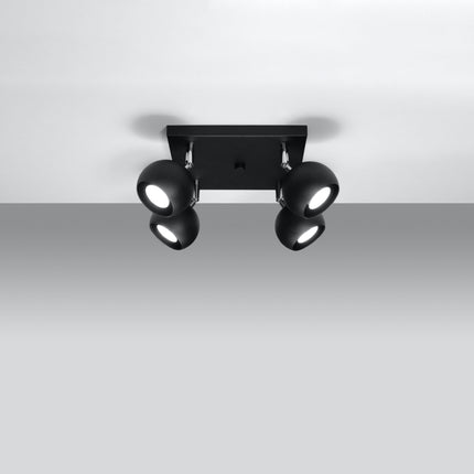 Plafonnier oculaire 4 spots orientables carré noir installé dans une pièce lumineuse