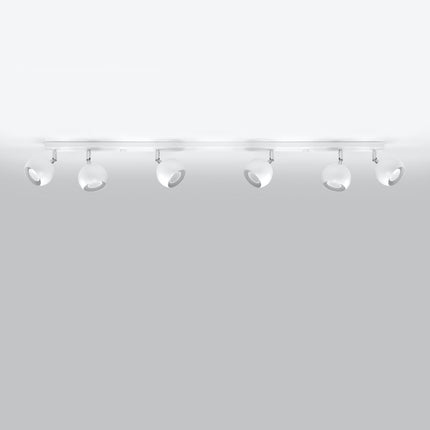 Plafonnier oculaire 6 spots orientables blanc posé dans un intérieur contemporain