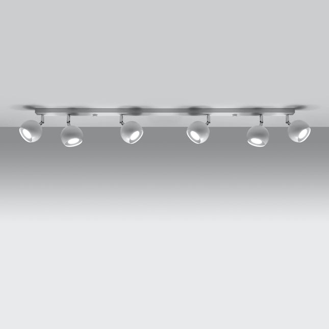 Plafonnier oculaire 6 spots orientables blanc installé dans une pièce lumineuse