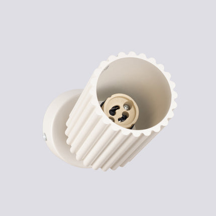 Plafonnier Oslo 1 Spot Orientable en Aluminium Cannelé Beige, vue sur fond coloré
