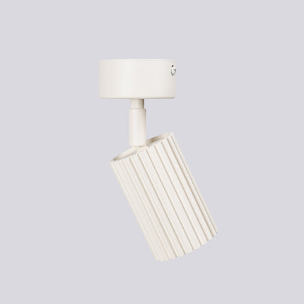 Plafonnier Oslo 1 Spot Orientable en Aluminium Cannelé Beige, packshot de trois quarts