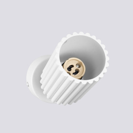Plafonnier Oslo 1 Spot Orientable en Aluminium Cannelé Blanche, vue sur fond coloré