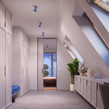 Plafonnier Oslo 1 spot orientable bleu ciel dans une pièce à vivre