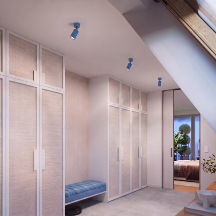 Plafonnier Oslo 1 spot orientable bleu ciel au-dessus d'un plan de travail