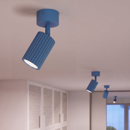 Plafonnier Oslo 1 spot orientable bleu ciel dans un intérieur contemporain