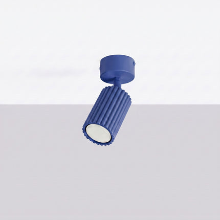 Plafonnier Oslo 1 spot orientable bleu outremer, vue en situation sur fond clair