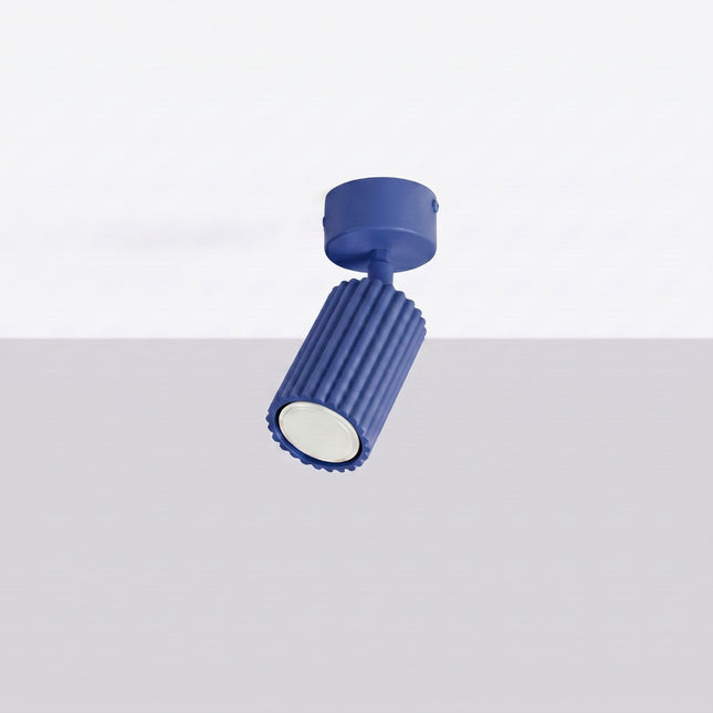 Plafonnier Oslo 1 spot orientable bleu outremer, vue en situation sur fond clair