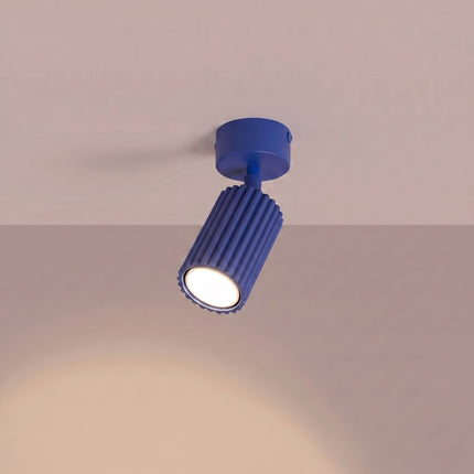 Plafonnier Oslo 1 spot orientable bleu outremer, lumière allumée