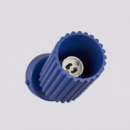 Plafonnier Oslo 1 spot orientable bleu outremer sur fond coloré, vue de trois quarts