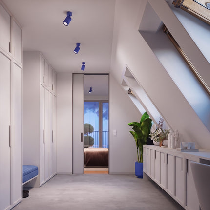 Plafonnier Oslo 1 spot orientable bleu outremer dans une pièce à vivre