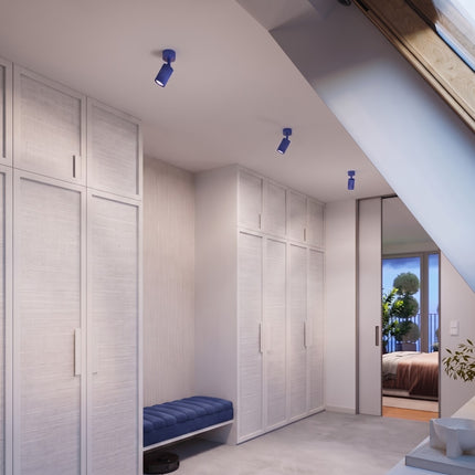 Plafonnier Oslo 1 spot orientable bleu outremer au-dessus d'un plan de travail