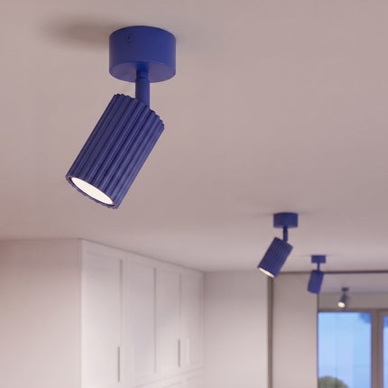 Plafonnier Oslo 1 spot orientable bleu outremer dans un intérieur contemporain