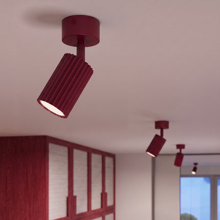 Plafonnier Oslo 1 spot orientable bordeaux dans un intérieur contemporain