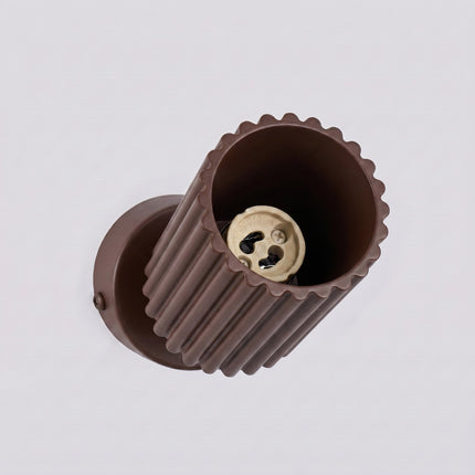 Plafonnier Oslo 1 spot orientable brun chocolat sur fond coloré, vue de trois quarts
