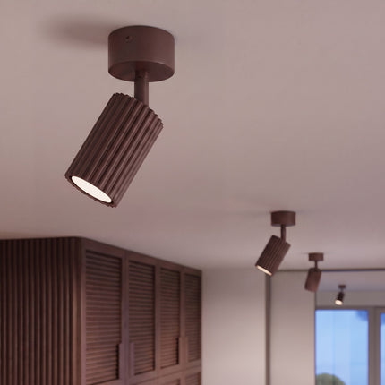 Plafonnier Oslo 1 spot orientable brun chocolat dans un intérieur contemporain