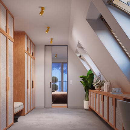 Plafonnier Oslo 1 spot orientable jaune ambré dans une pièce à vivre