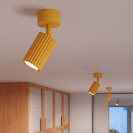 Plafonnier Oslo 1 spot orientable jaune ambré dans un intérieur contemporain