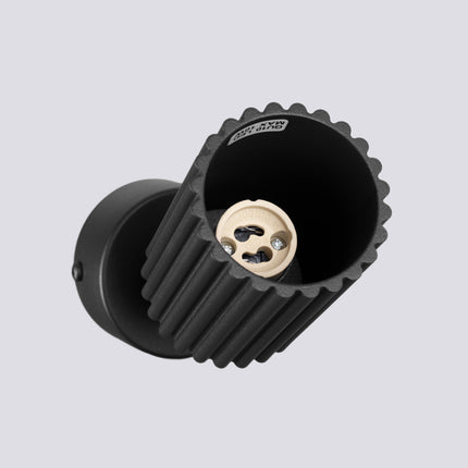Plafonnier Oslo 1 Spot Orientable en Aluminium Cannelé Noire, vue sur fond coloré