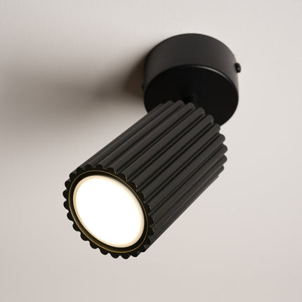 Plafonnier Oslo 1 Spot Orientable en Aluminium Cannelé Noire, vue de détail