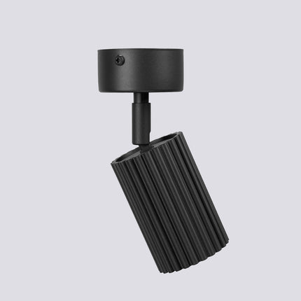Plafonnier Oslo 1 Spot Orientable en Aluminium Cannelé Noire, packshot de trois quarts