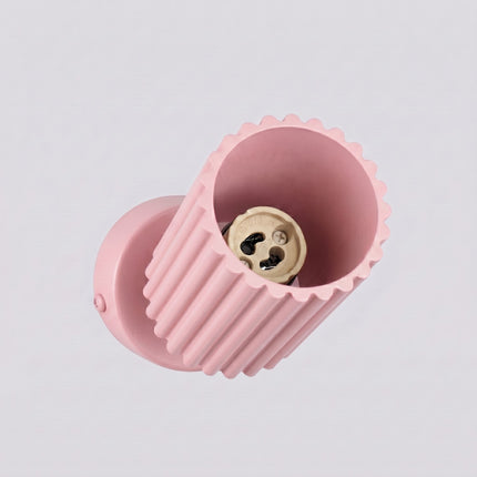 Plafonnier Oslo 1 spot orientable rose poudré sur fond coloré, vue de trois quarts