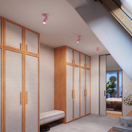 Plafonnier Oslo 1 spot orientable rose poudré au-dessus d'un plan de travail