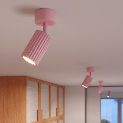 Plafonnier Oslo 1 spot orientable rose poudré dans un intérieur contemporain