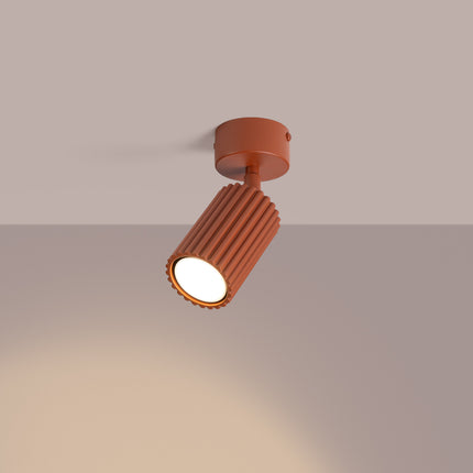 Plafonnier Oslo 1 Spot Orientable en Aluminium Cannelé Rouge Ocre, lumière allumée
