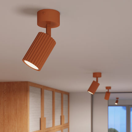 Plafonnier Oslo 1 Spot Orientable en Aluminium Cannelé Rouge Ocre, mise en situation 3