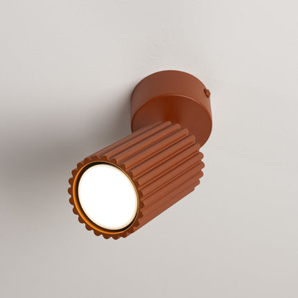 Plafonnier Oslo 1 Spot Orientable en Aluminium Cannelé Rouge Ocre, vue de détail