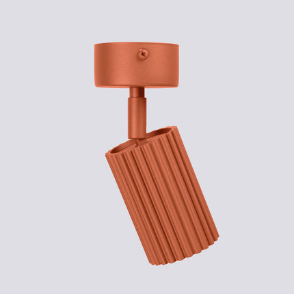 Plafonnier Oslo 1 Spot Orientable en Aluminium Cannelé Rouge Ocre, packshot de trois quarts