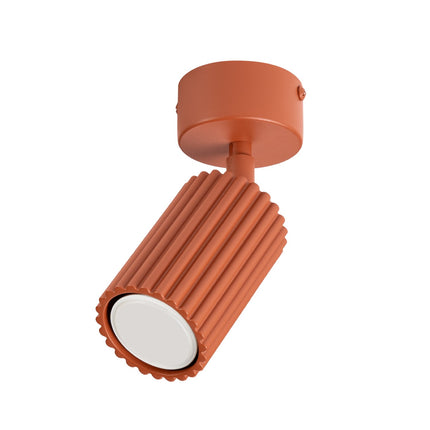 Plafonnier Oslo 1 Spot Orientable en Aluminium Cannelé Rouge Ocre, packshot sur fond blanc